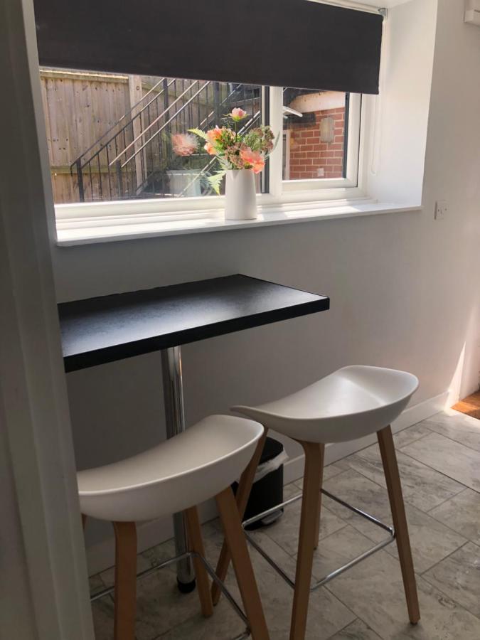 Exclusive Modern Decorated 1 Bedroom Detached Studio Newport  Bagian luar foto